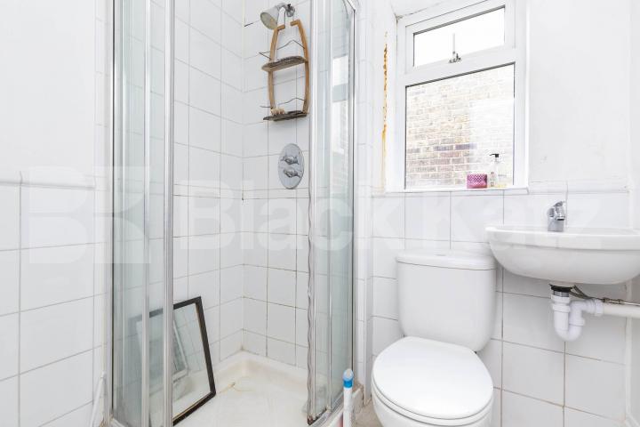 5 double bedrooms 2 bathrooms and garden within a period house  Windsor Road, Holloway
